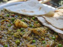 Matar ka nimona + Bhakri
